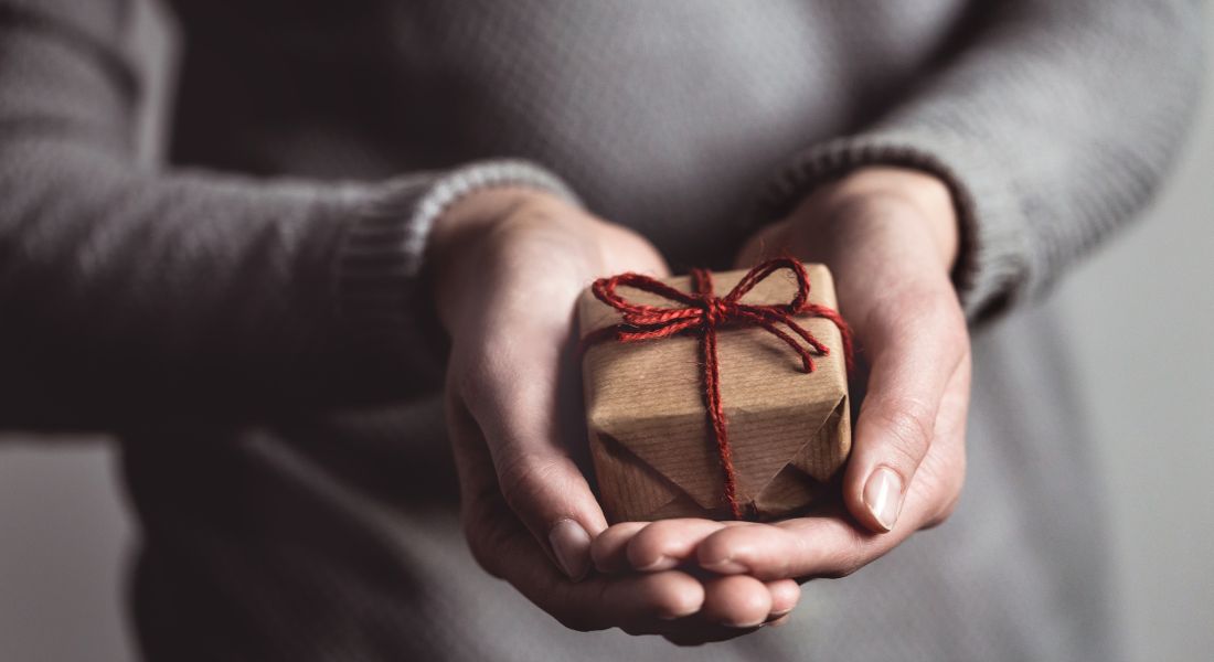 Frau mit Geschenk anstatt zu spenden